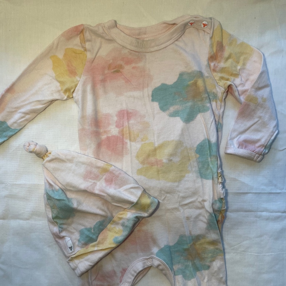 Burts bees 🐝 2 piece tyedye onesie & hat 6-9 months